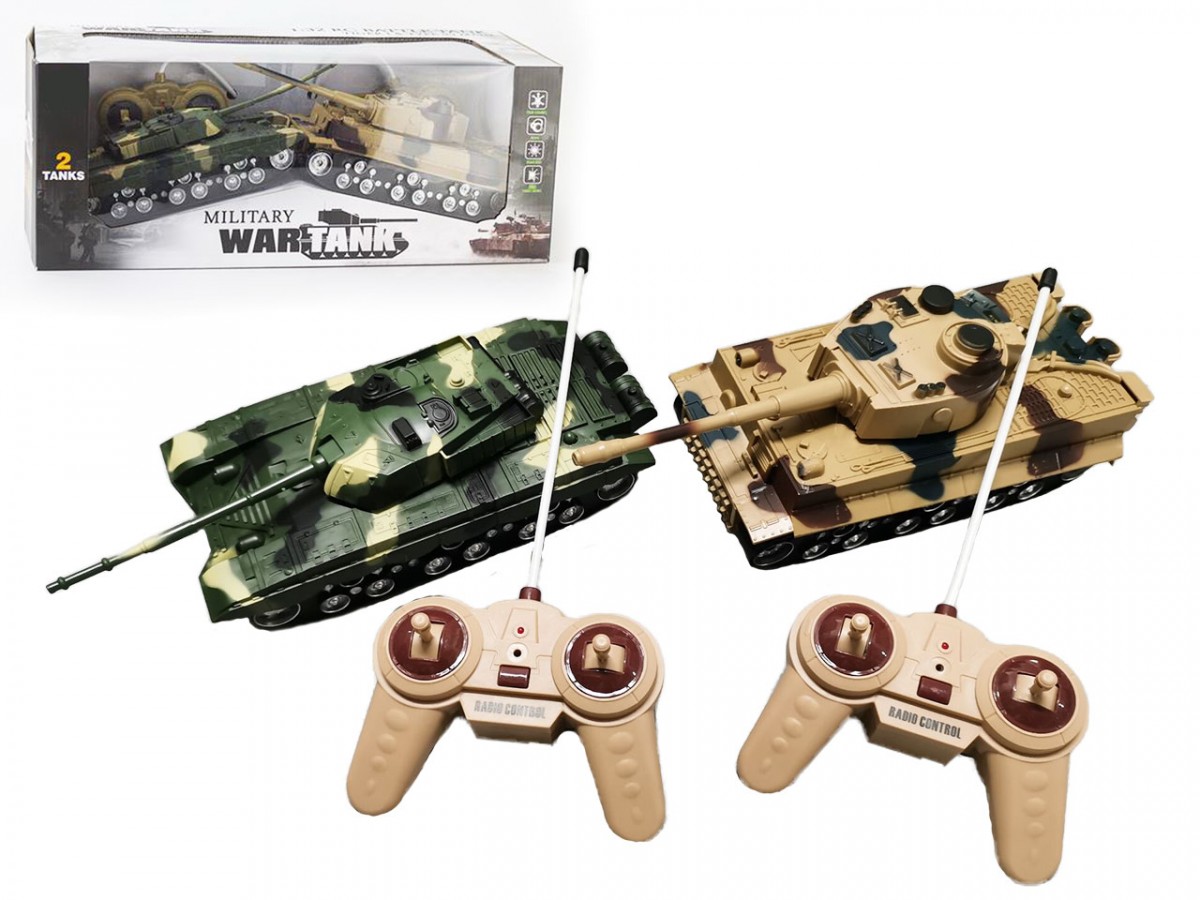 Madej Two R/C tanks fighting |